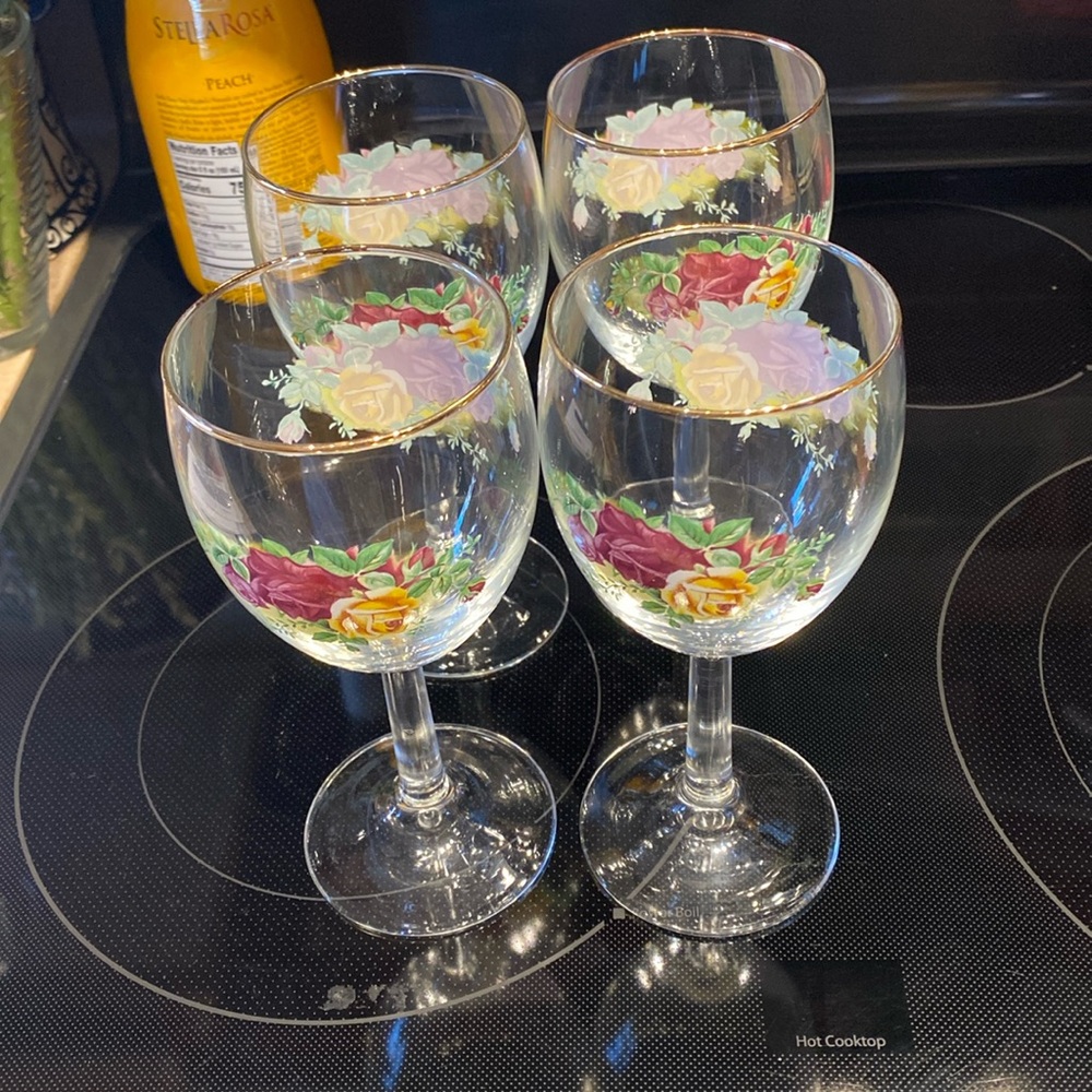 Vintage Royal Albert OLD COUNTRY ROSES set of 4.  Gold rimmed Like new